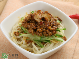 減肥可以吃炸醬面嗎？減肥期間吃炸醬面會(huì)胖嗎？