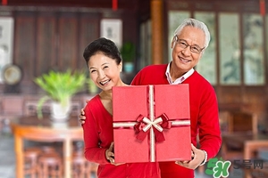 過(guò)年給父母買什么禮物,過(guò)年回家送什么禮物好