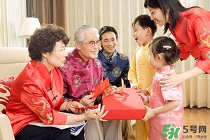 過(guò)年給父母買什么禮物,過(guò)年回家送什么禮物好