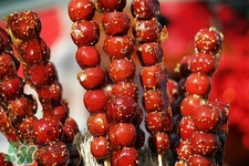 做糖葫蘆的紅色是什么？糖葫蘆外面紅色的是色素嗎？