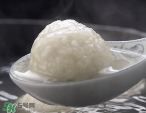 元宵面用涼水還是熱水？元宵是用熱水還是冷水調(diào)面粉？