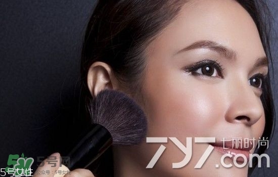修容膏和修容粉哪個(gè)好用？新手用修容粉好還是膏好？