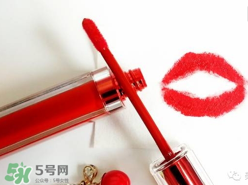 涂唇釉嘴唇干是怎么回事？涂唇釉嘴唇干怎么辦？