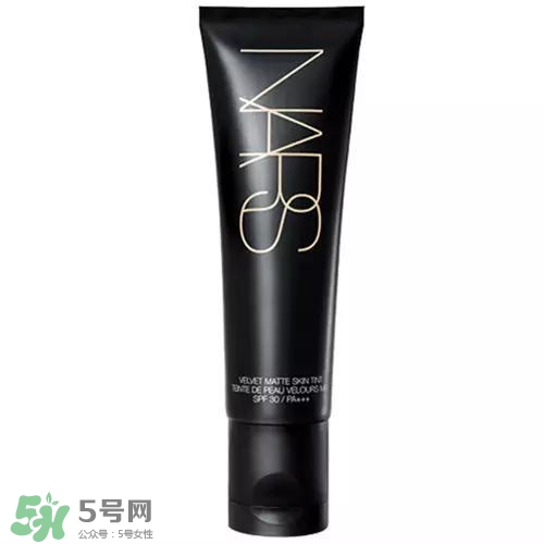 tom ford和nars哪個好？tom ford和nars唇膏口紅對比