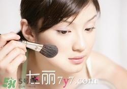 粉底液會(huì)浮粉是怎么回事？粉底液浮粉的原因