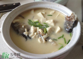 鯽魚湯怎么做才白？鯽魚湯怎么熬成奶白色？