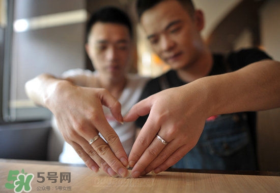為什么同性戀都是帥哥？為什么同性戀容易的艾滋病呢