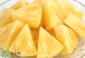 菠蘿削皮可以直接吃嗎？菠蘿削皮直接吃有毒嗎？