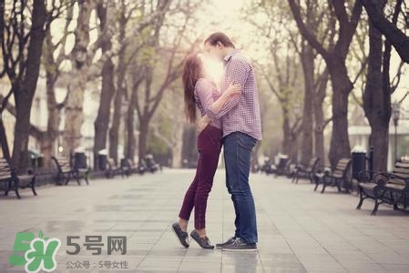 男人接吻時在想什么？男人接吻為什么伸舌頭