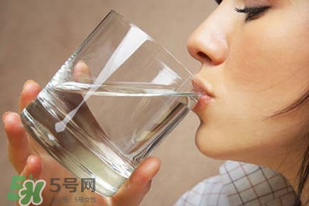 春天要多喝水嗎？春天多喝水有什么好處？