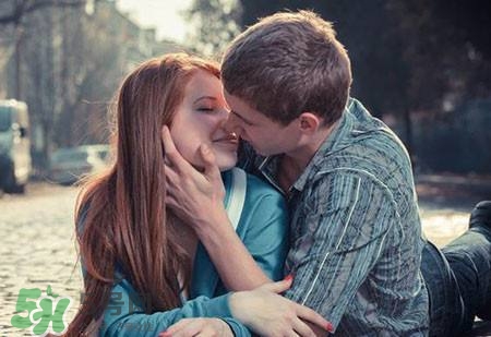 女人第一次到底有多痛？女人第一次性生活流血多久