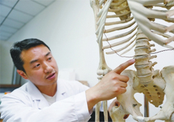 骨質(zhì)疏松會(huì)出現(xiàn)背痛嗎？骨質(zhì)疏松會(huì)引起后背疼嗎？