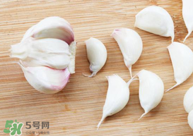 大蒜爛了一點還能吃嗎？大蒜爛根是怎么回事？