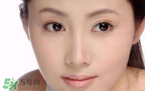 鼻子上擠出來的白色東西是什么？鼻子上的白色顆粒是什么？