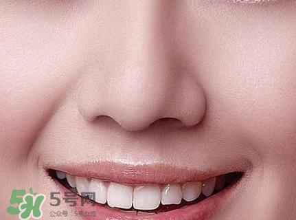 鼻子上擠出來的白色東西是什么？鼻子上的白色顆粒是什么？