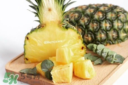 街邊泡水的菠蘿可以吃嗎？街邊泡水的菠蘿干凈嗎？