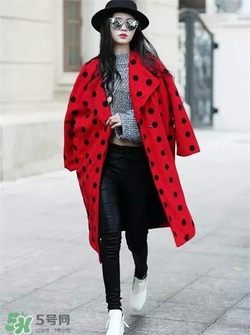 紅色衣服配什么顏色褲子？紅色衣服配什么褲子好看？
