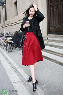 紅色衣服配什么顏色鞋子？紅色衣服配什么鞋子好看？