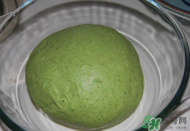菠菜汁和面怎樣做更綠？怎么樣菠菜汁和面更綠？
