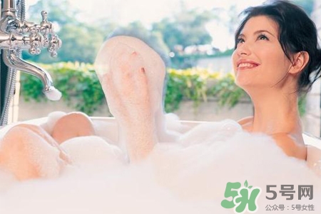 皮膚過敏可以洗澡嗎？洗澡會加重皮膚過敏嗎？