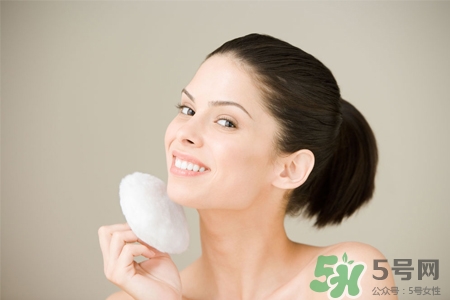 皮膚過敏能洗冷水澡嗎？過敏用冷水還是熱水洗澡？