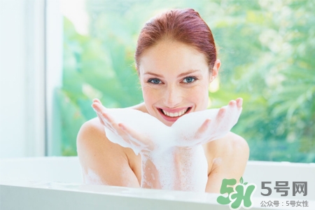 皮膚過敏能洗冷水澡嗎？過敏用冷水還是熱水洗澡？
