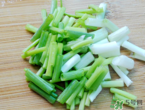 薺菜和蔥能一起吃嗎？薺菜餃子可以放蔥嗎？