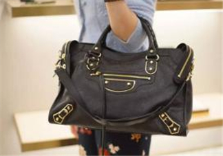 巴黎世家機(jī)車(chē)包正品多少錢(qián)？balenciaga機(jī)車(chē)包專(zhuān)柜價(jià)格