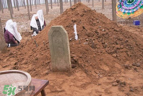 為什么新墳三年不能動土？新墳三年填土對誰不好？
