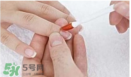 腳上的灰指甲怎么治療？腳上的灰指甲的治療方法