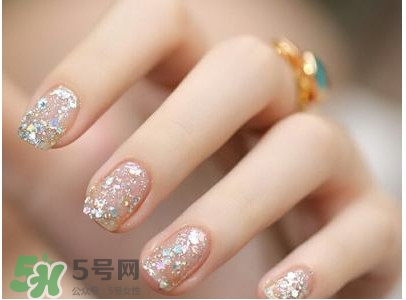 腳上的灰指甲怎么治療？腳上的灰指甲的治療方法