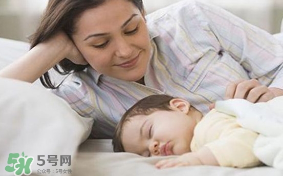 孩子為什么喜歡趴著睡覺？孩子為何老愛趴著睡