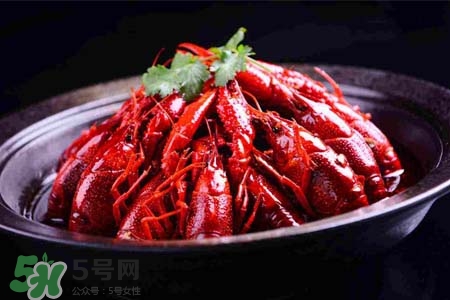 吃小龍蝦可以喝紅酒嗎？紅酒和龍蝦能一起吃嗎？