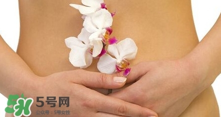月經(jīng)量少顏色發(fā)黑是怎么回事？月經(jīng)量少怎么辦