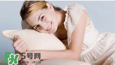 月經(jīng)量少顏色發(fā)黑是怎么回事？月經(jīng)量少怎么辦
