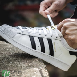 adidas貝殼頭正品多少錢？阿迪達(dá)斯貝殼頭鞋專柜價格