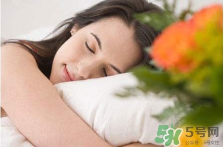 睡覺手腳發(fā)麻是怎么回事？睡覺手腳發(fā)麻是什么原因