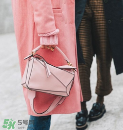 loewe puzzle怎么背好看？loewe puzzle怎么搭配好看？