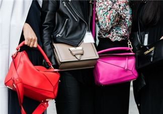 loewe puzzle怎么背好看？loewe puzzle怎么搭配好看？