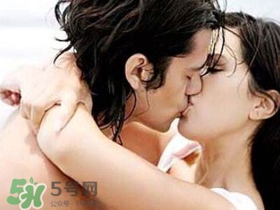接吻時(shí)男生的手放哪里？接吻時(shí)男人的手摸哪里暴露性格