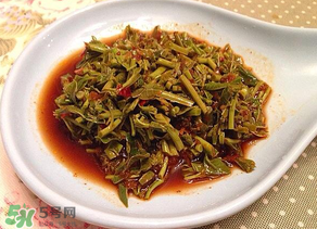 涼拌香椿要過水嗎？香椿涼拌前需要用開水焯一下嗎？