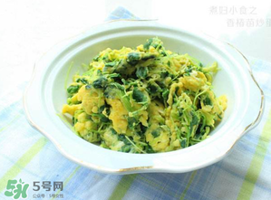 香椿炒雞蛋不能和什么同吃？香椿炒雞蛋什么人不能吃？