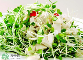 香椿拌豆腐怎么做好吃？香椿拌豆腐放什么油？