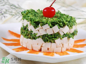 香椿拌豆腐怎么做好吃？香椿拌豆腐放什么油？