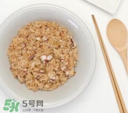 ?黃油魷魚炒飯怎么做？?黃油魷魚炒飯的做法