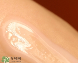 蘭嘉絲汀粉水和蘭蔻粉水哪個(gè)好？蘭嘉絲汀粉水和蘭蔻粉水對(duì)比