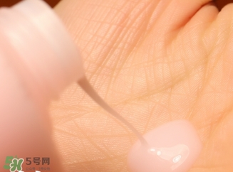 蘭嘉絲汀粉水和蘭蔻粉水哪個(gè)好？蘭嘉絲汀粉水和蘭蔻粉水對(duì)比