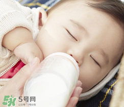 寶寶喝水喝奶要分開用奶瓶嗎？奶瓶喝水和喝奶要分開嗎？