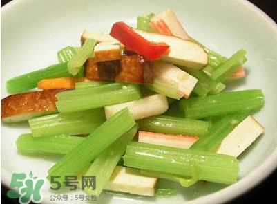芹菜怎么炒好吃？芹菜怎么炒不苦