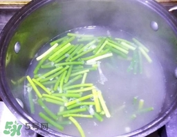 蒜苔用焯水嗎？蒜苔要不要焯水